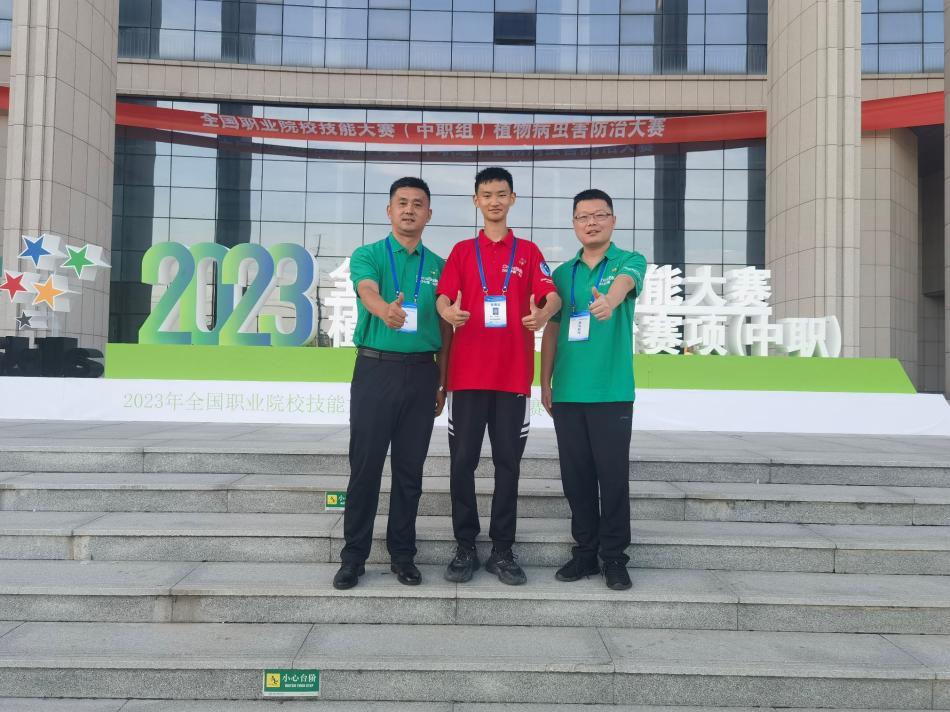 一些人站在建筑前 描述已自动生成